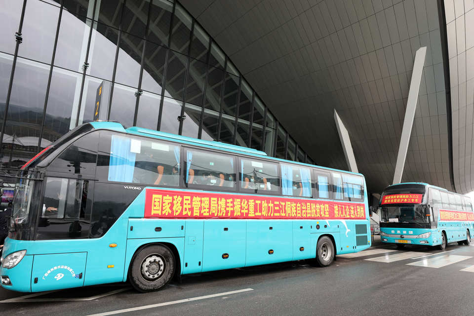 广西三江：60名农民工乘坐免费包机直飞上海市务工