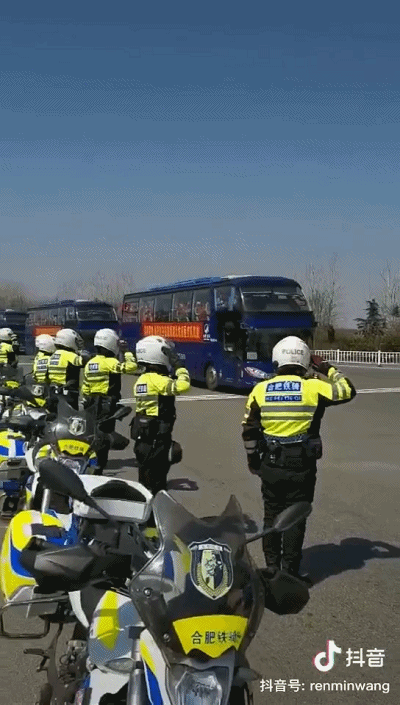 [中国军网]感动！返回时，支援湖北医疗队的这些画面刷屏了