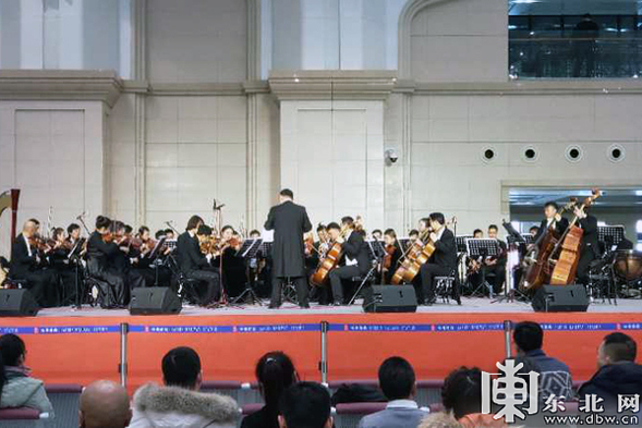春运首日 百年哈站奏响新春音乐会