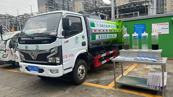 青羊区光华街道厨余垃圾专用运输车 摄影 孙雨彤