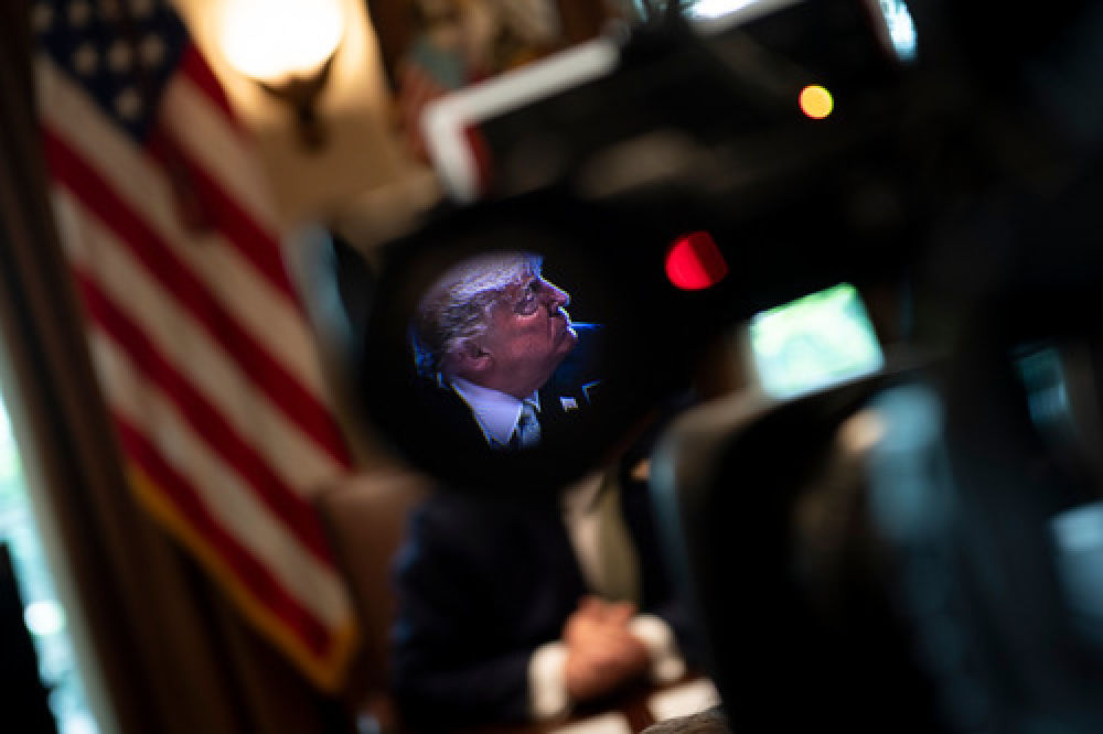 【新华社】全球热点丨美国确诊破万例，特朗普被抓包的这张小抄泄露“甩锅”意图