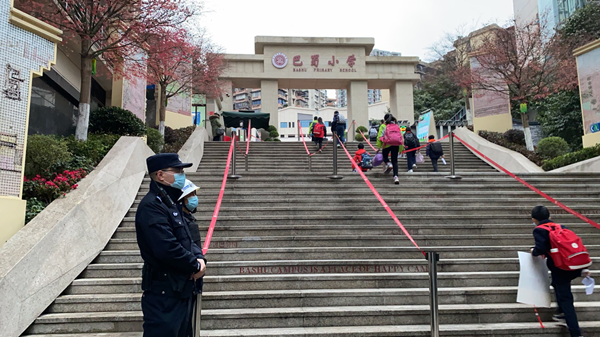 【B】春季开学首日平稳有序 重庆渝中警方全力守护校园平安上学路