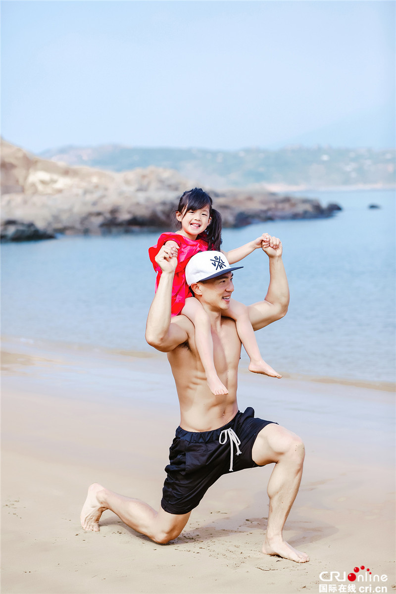 周四中午12点,《爸爸去哪儿5》第二期将于芒果TV、优酷上线。健身狂人刘畊宏一早带着女儿小泡芙到海边运动,没有器材的他直接把女儿当杠铃,又是扛在肩上,又是稳稳举起。被花式举高高的小泡芙兴奋得甜笑不已,父女一起健身充满生命力!上周刘畊宏曾跟小泡芙介绍吴尊和自己都是“壮壮的爸爸”,本周两位壮爸就来了场肌肉比拼,秀出八块腹肌的刘畊宏引来一众萌娃围观,嗯哼还上前数有几块。面对这么拼的对手,吴尊将会怎么接招呢?