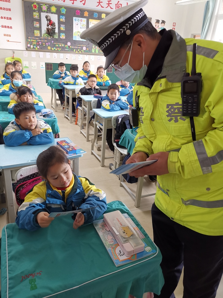 【B】交通安全进校园 重庆高新交巡警为孩子们上好“开学第一课”