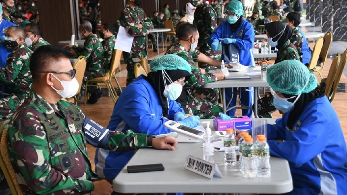 印尼陆军部队官兵开始接种中国新冠疫苗