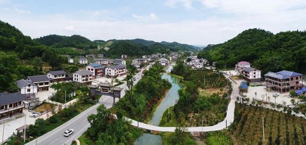 新蒲新区虾子镇红乐新村 摄影 胡志刚今年2月25日,全国脱贫攻坚总结