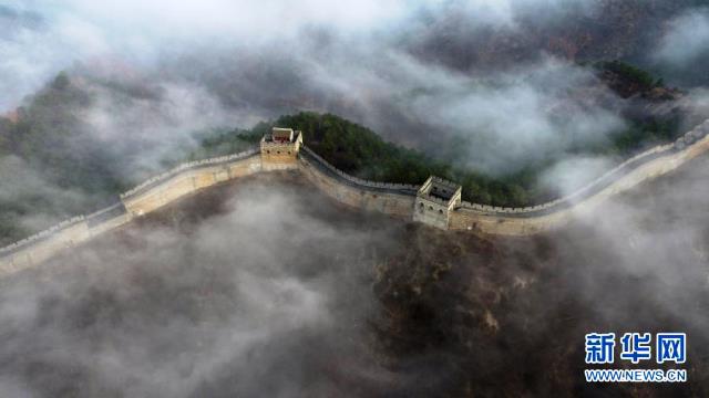 万里の長城に雲海出現、絵画のような風景_fororder_图1
