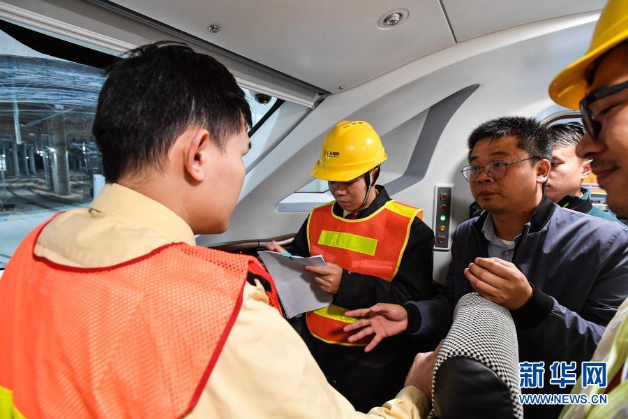 3月3日，參加熱滑試驗(yàn)的技術(shù)人員在出發(fā)前，向廣州地鐵18號(hào)線時(shí)速160公里電客車駕駛員（左一）交待駕駛注意要點(diǎn)。