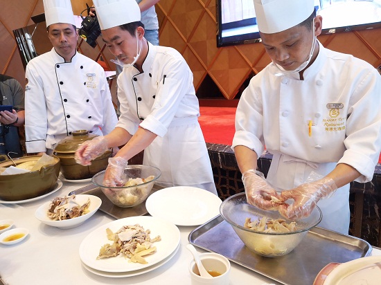 图片默认标题_fororder_海港城海鲜大酒楼的厨师在制作手撕鸡。摄影 朱子荣.JPG