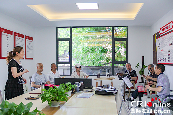 图片默认标题_fororder_邓女士在磨子井社区京剧队老人们的指导下练习京剧（摄影-杨梦婧）