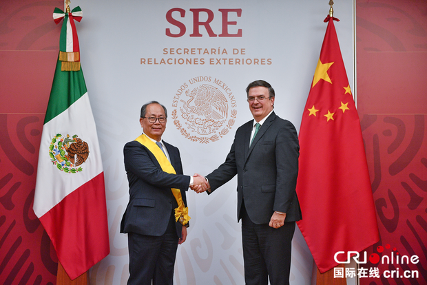 墨西哥政府授予邱小琪大使阿兹特克雄鹰勋章