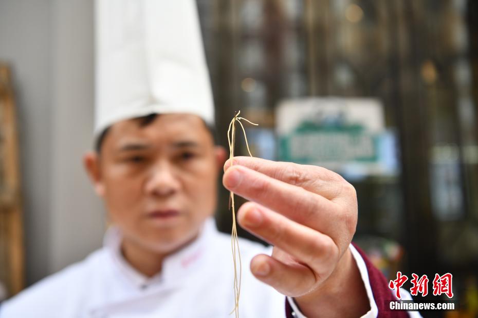針にも通せる細麺!四川省無形文化遺産の「大刀金絲麺」_fororder_3