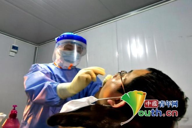 人民日报■走近咽拭子采集员：再危险，也要勇往直前