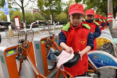 Theo Tổng Bí thư Tập Cận Bình học tập Lôi Phong: “Phục vụ tình nguyện” và “Tinh thần Lôi Phong” trở thành thời thượng của thanh niên Trung Quốc_fororder_CCTV-0013128