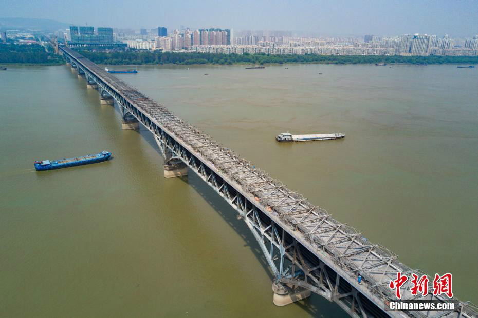 รื้อพื้นสะพานข้ามแม่น้ำแยงซีหนานจิงแต่โผล่ "กระดูกเหล็ก"