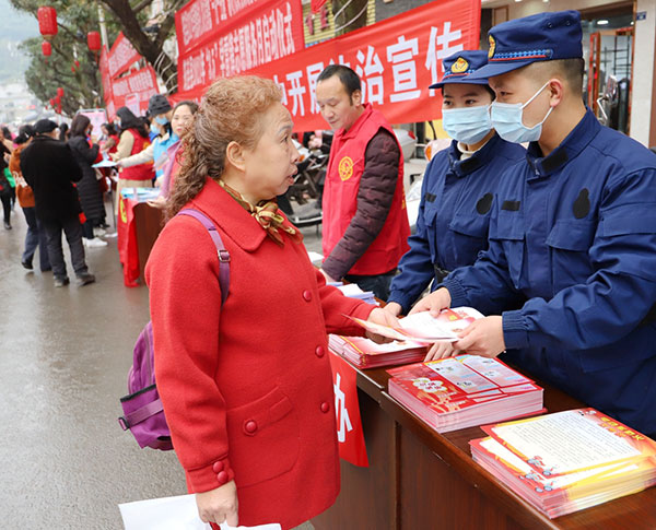 活动现场活动现场设立了消防知识咨询台,消防宣传员一面派发《消防