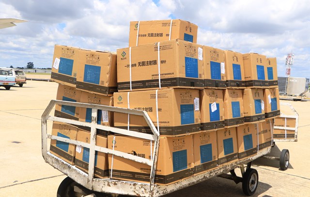 中国援助の新型コロナワクチンがジンバブエに到着_fororder_G-2