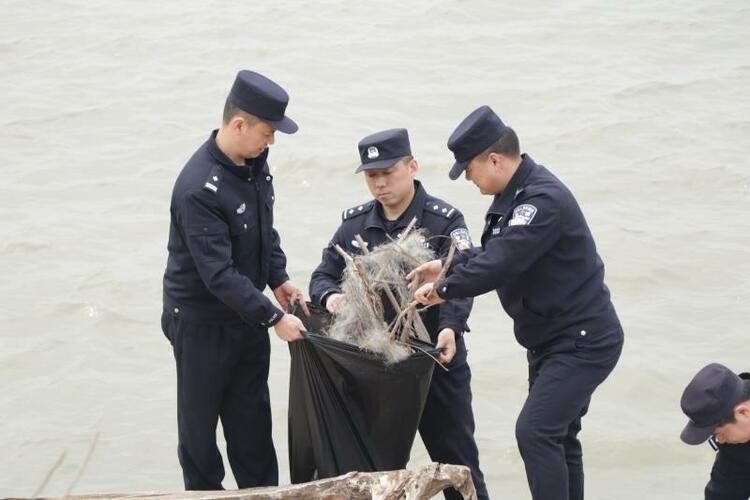 （修改）（平安江苏列表）扬州仪征警民开展植树、捡拾垃圾环保志愿者活动
