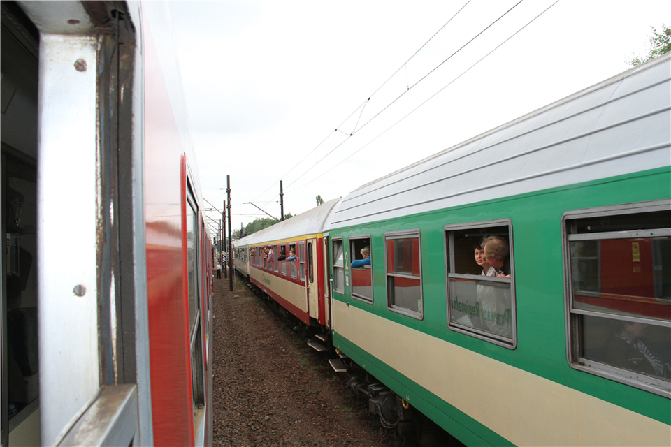 The green train in Poland_fororder_波兰绿皮车