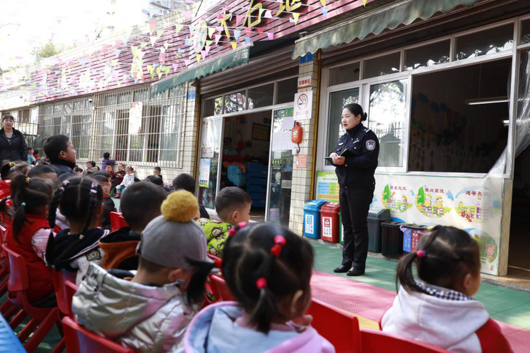 （有修改 ）【B】重庆高新区社区民警以情服务民众 用爱坚守岗位