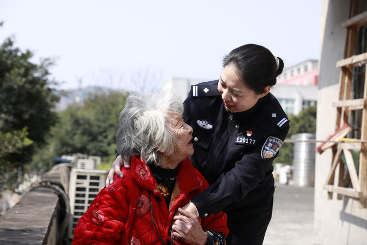 （有修改 ）【B】重庆高新区社区民警以情服务民众 用爱坚守岗位