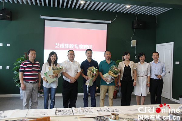 图片默认标题_fororder_艺术驻校专家聘任现场