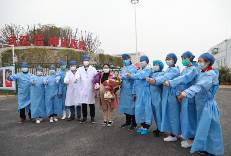 【中国青年报】武汉雷神山医院首例孕妇患者康复