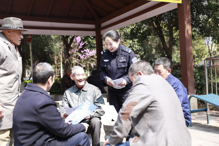 （有修改 ）【B】重庆高新区社区民警以情服务民众 用爱坚守岗位