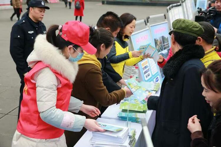 重庆长寿区举行“3·5”学雷锋纪念日暨《重庆市文明行为促进条例》宣传志愿服务活动