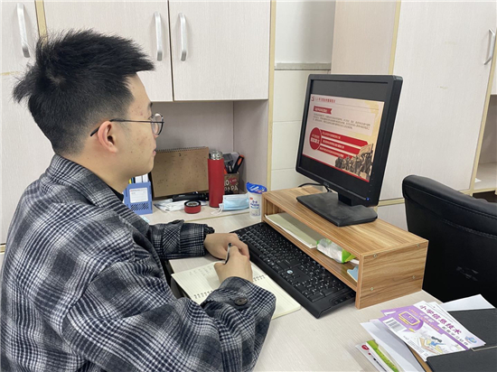 南京市琅琊路小学分校天润城小学:重温光辉历程 奔赴美好未来_fororder_6全体教师们在工作之余积极主动地学习“四史”的相关内容