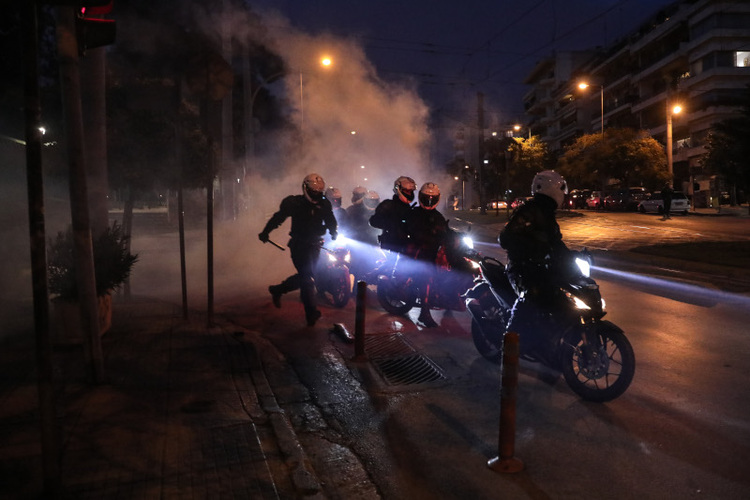 警方防疫检查引不满 雅典南部连发两次冲突至少8人被捕