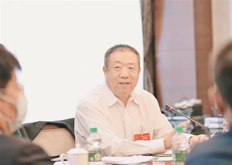 黑龙江省代表团小组会议继续审议政府工作报告审查计划报告和草案、预算报告和草案