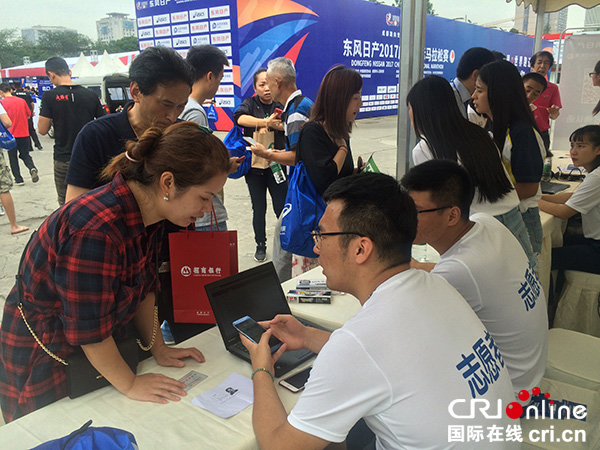 图片默认标题_fororder_参赛选手正在向志愿者咨询-摄影陈真