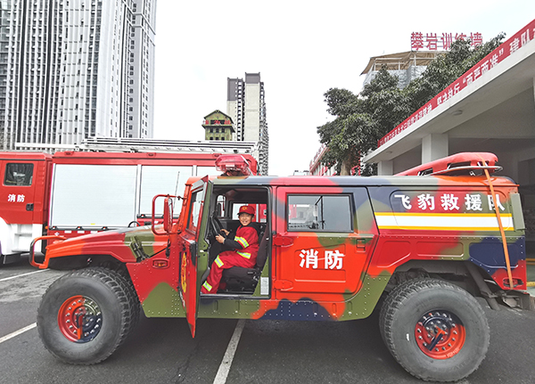 头戴特制救援盔,参观了地震救援突击车,大力神f500泡沫消防车,防化