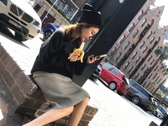 组图：思聪前女友雪梨澳洲忙拍新品 街头吃香蕉充饥