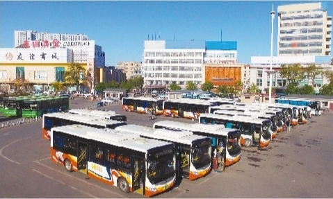 以人为本 实现公益性与市场化双赢——葫芦岛公交系统十年改革纪实（下）_fororder_待发的葫芦岛公交车。