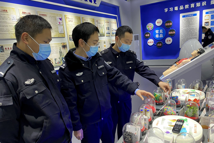 重庆巫山:高唐派出所民警、辅警参观县禁毒教育基地