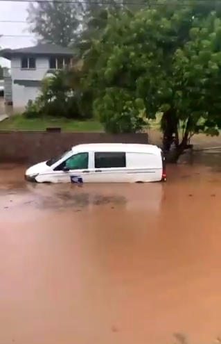 美国夏威夷遭严重洪水肆虐:桥梁道路被淹 居民爬上屋顶