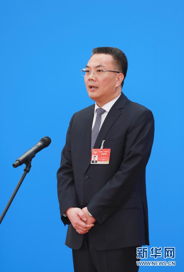 关注两会“委员通道”