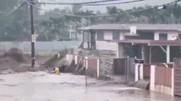 美国夏威夷遭严重洪水肆虐:桥梁道路被淹 居民爬上屋顶