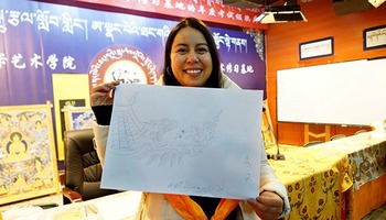 थांका चित्रकार ने पेरू के छात्रों को अपनी पेंटिंग "चीनी ड्रैगन" भेंट की_fororder_rBABCWBJ2WGAJid6AAAAAAAAAAA314.600x401