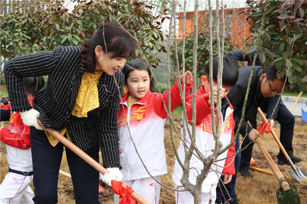 （加急）（图片已修改）西安高新区第三十一小学举行植树节暨未来农场开耕活动
