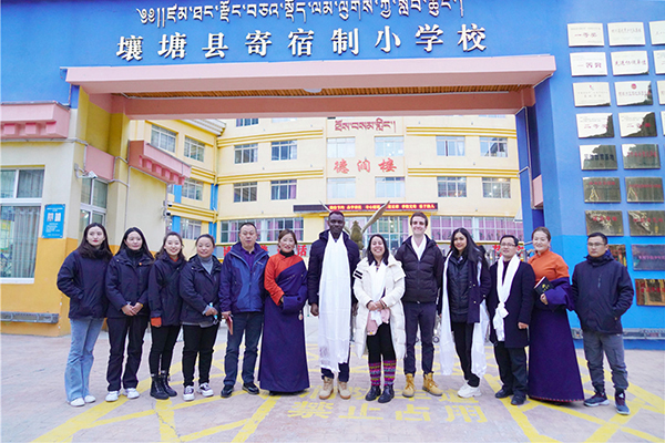 外国人がアバの学校で教育による貧困扶助を体験_fororder_D-1