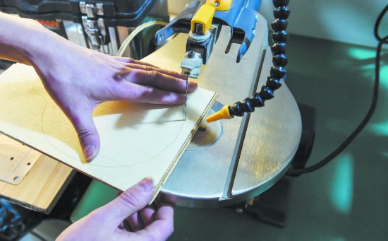 （转载）高管弃百万年薪开工作室 定制乒乓球拍 吸引国外客户