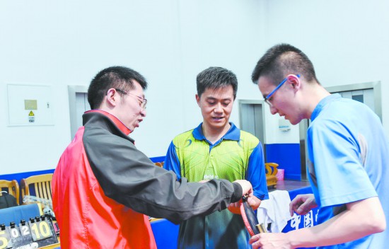 （转载）高管弃百万年薪开工作室 定制乒乓球拍 吸引国外客户