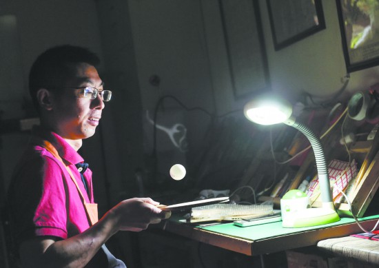 （转载）高管弃百万年薪开工作室 定制乒乓球拍 吸引国外客户