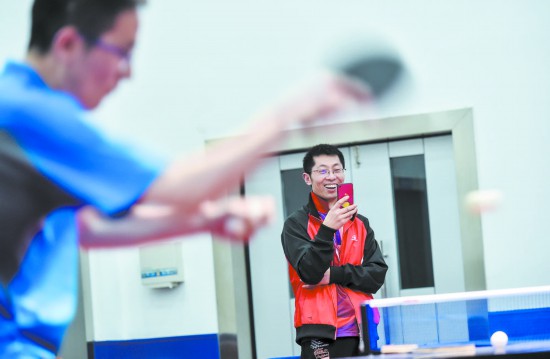 （转载）高管弃百万年薪开工作室 定制乒乓球拍 吸引国外客户