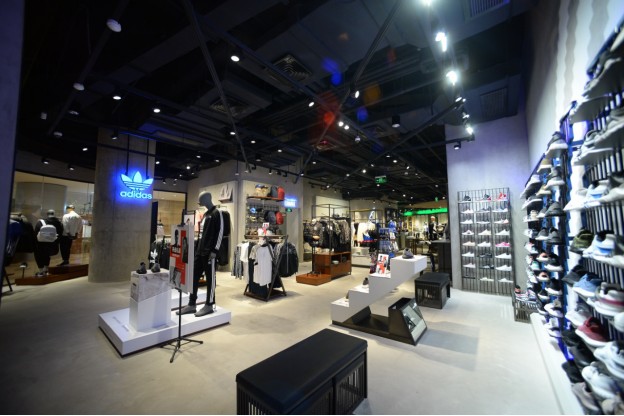 重庆全新阿迪达斯运动时尚品牌体验店在IFS