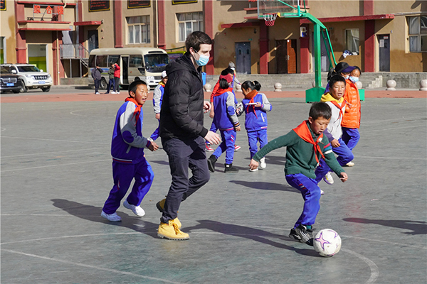 外国人がアバの学校で教育による貧困扶助を体験_fororder_D-2