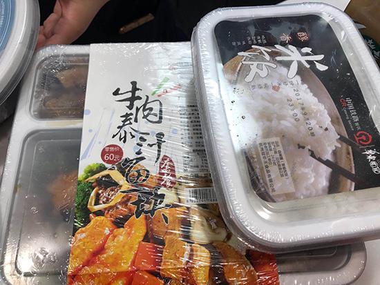“复兴号”上花样美食：各种套餐、三明治、水饺和粽子等